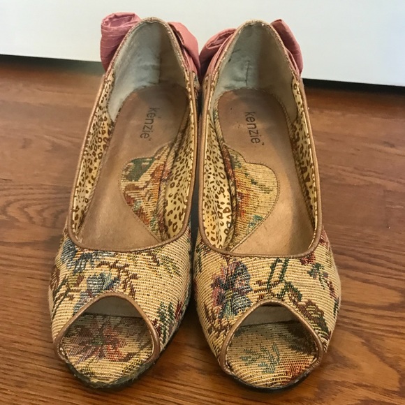 Gorgeous Brocade Peep-Toe Kitten Wedges w/Bows - Picture 3 of 5